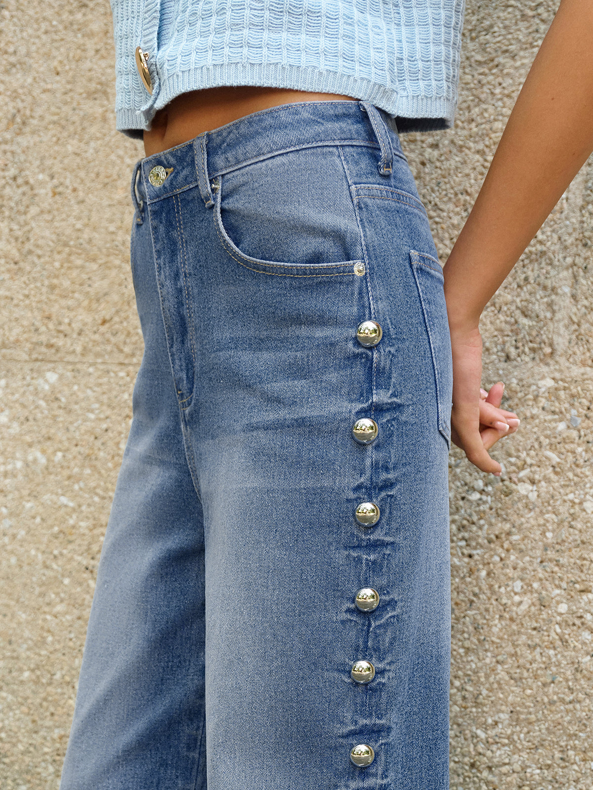 Jeans mit seitlichen Knopfdetails und Taschen