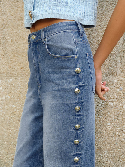 Jeans mit seitlichen Knopfdetails und Taschen