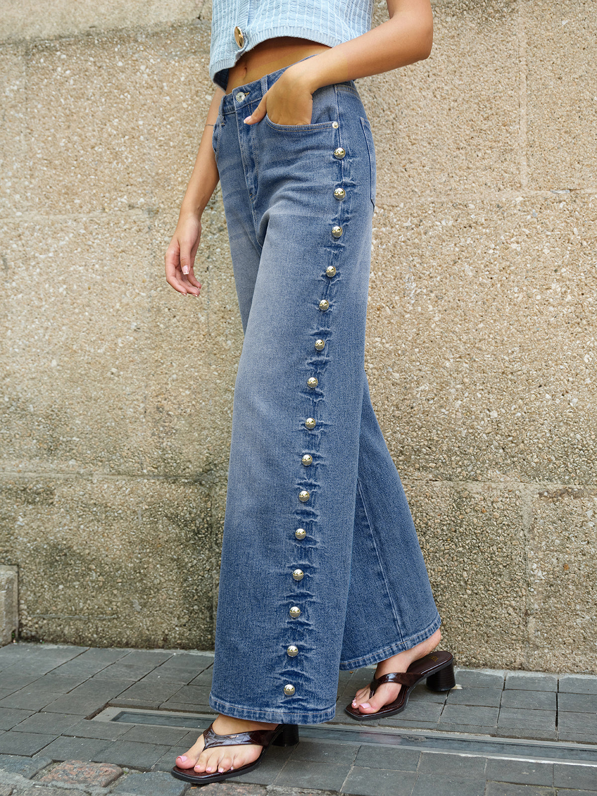 Jeans mit seitlichen Knopfdetails und Taschen