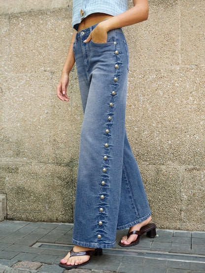 Jeans mit seitlichen Knopfdetails und Taschen