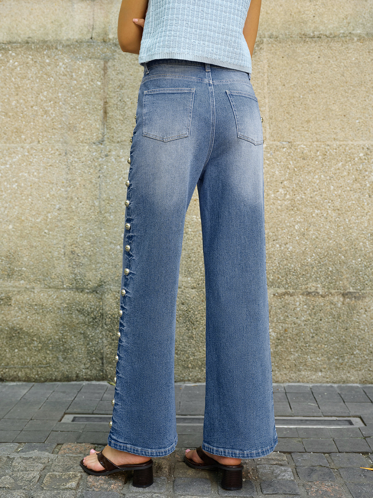 Jeans mit seitlichen Knopfdetails und Taschen