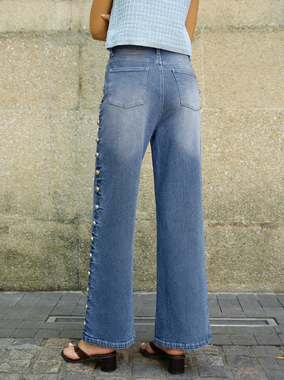 Jeans mit seitlichen Knopfdetails und Taschen