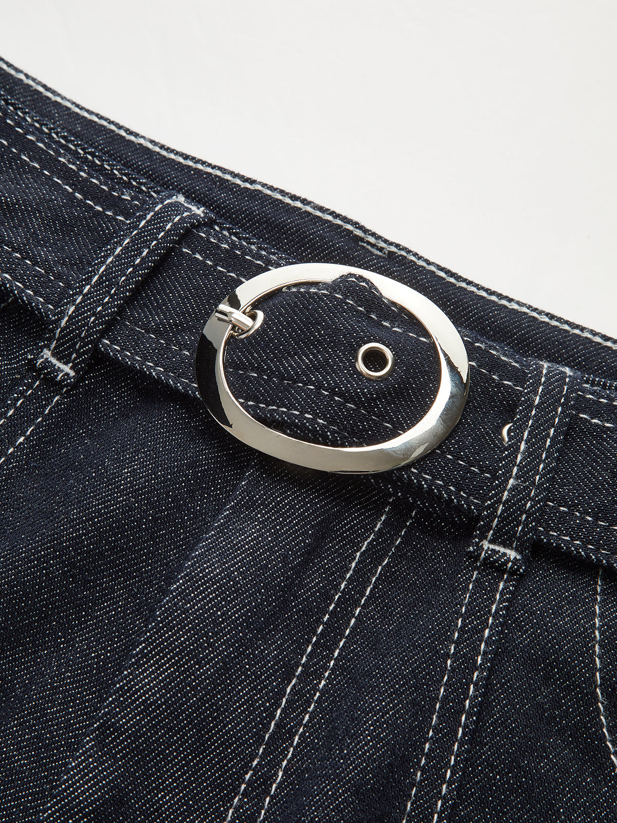 Denimbroek met contrasterende stiksels en ceintuur