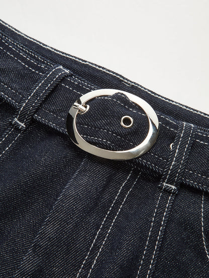 Denimbroek met contrasterende stiksels en ceintuur