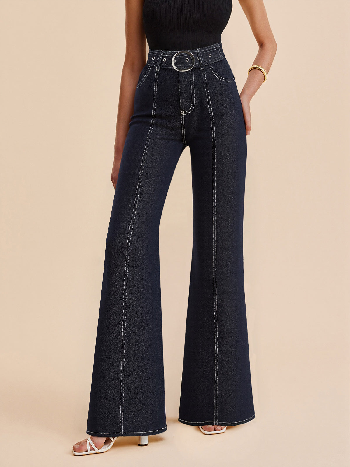 Denimbroek met contrasterende stiksels en ceintuur