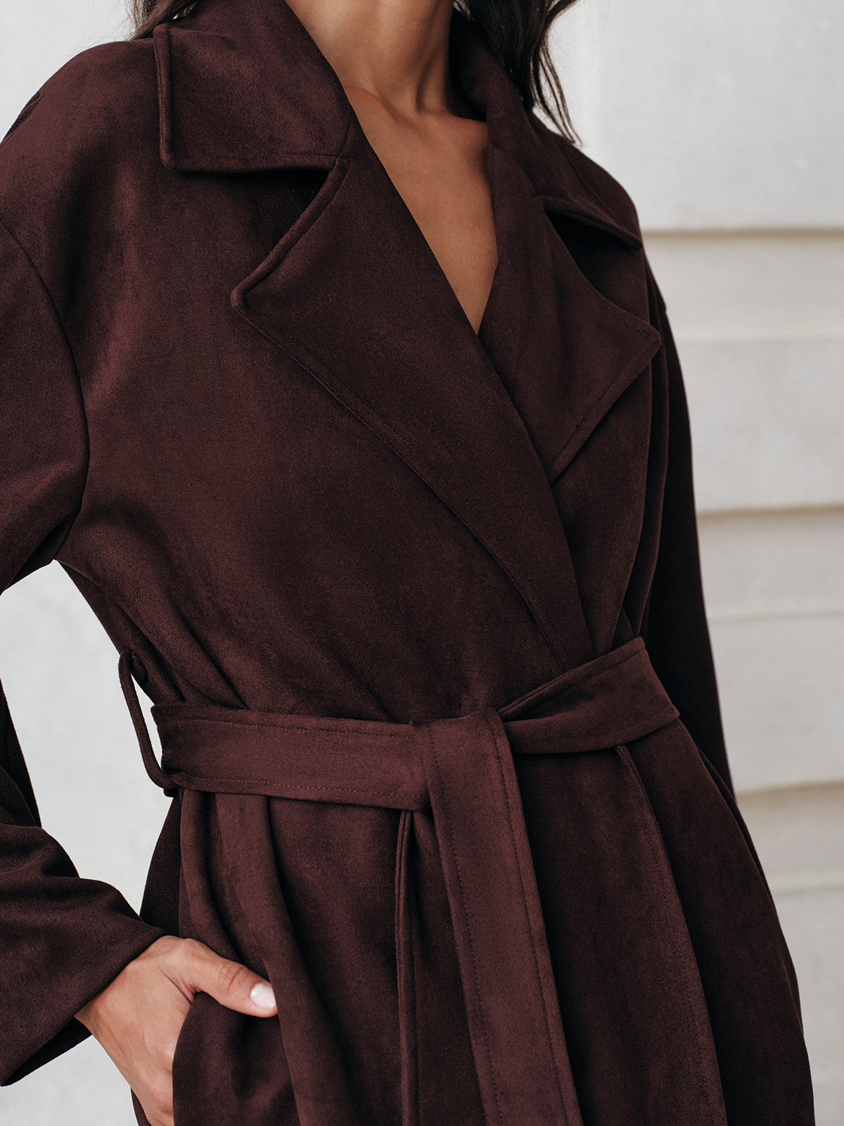 Langer Trenchcoat aus Wildleder mit Gürtel