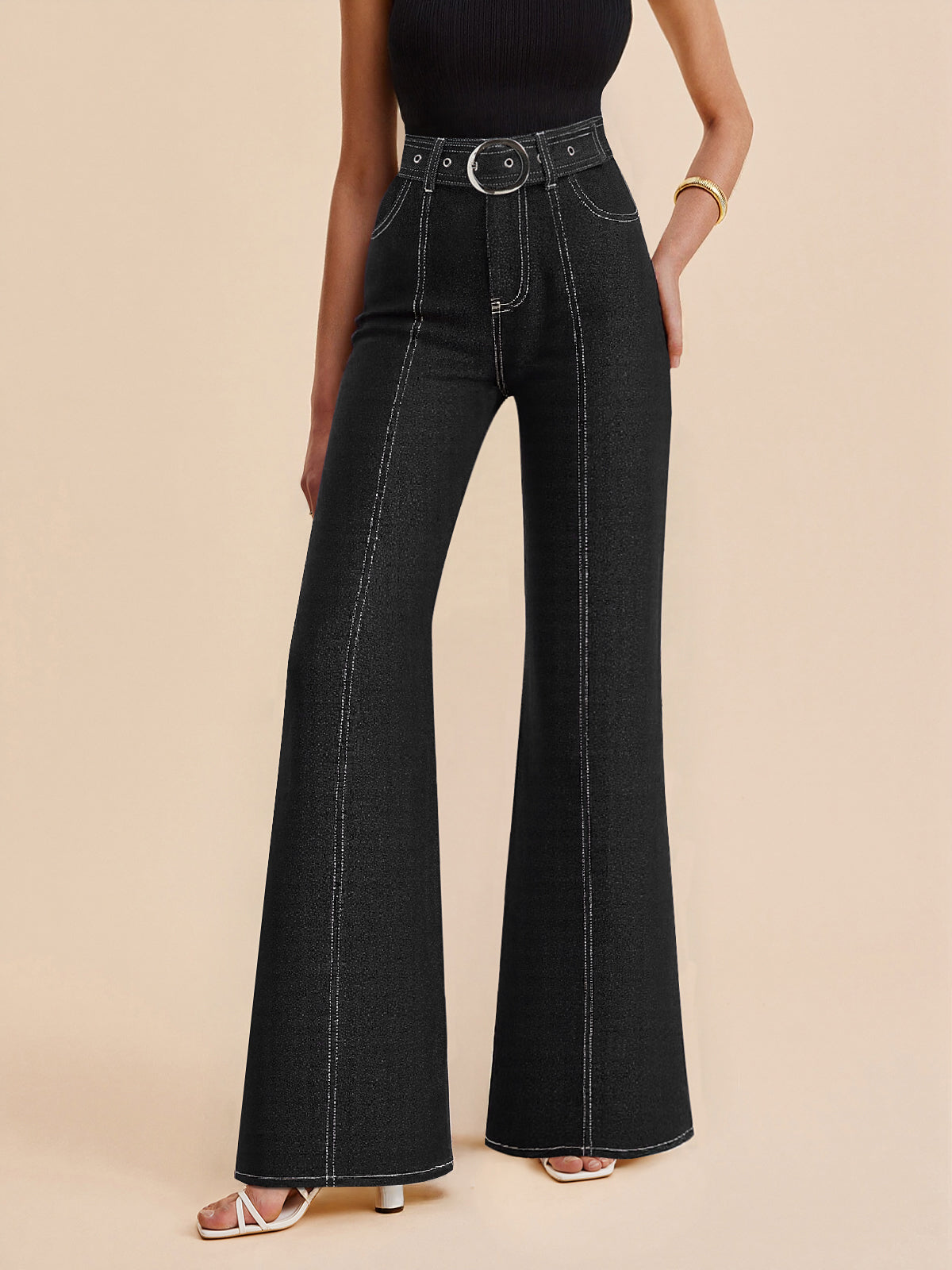 Denimbroek met contrasterende stiksels en ceintuur