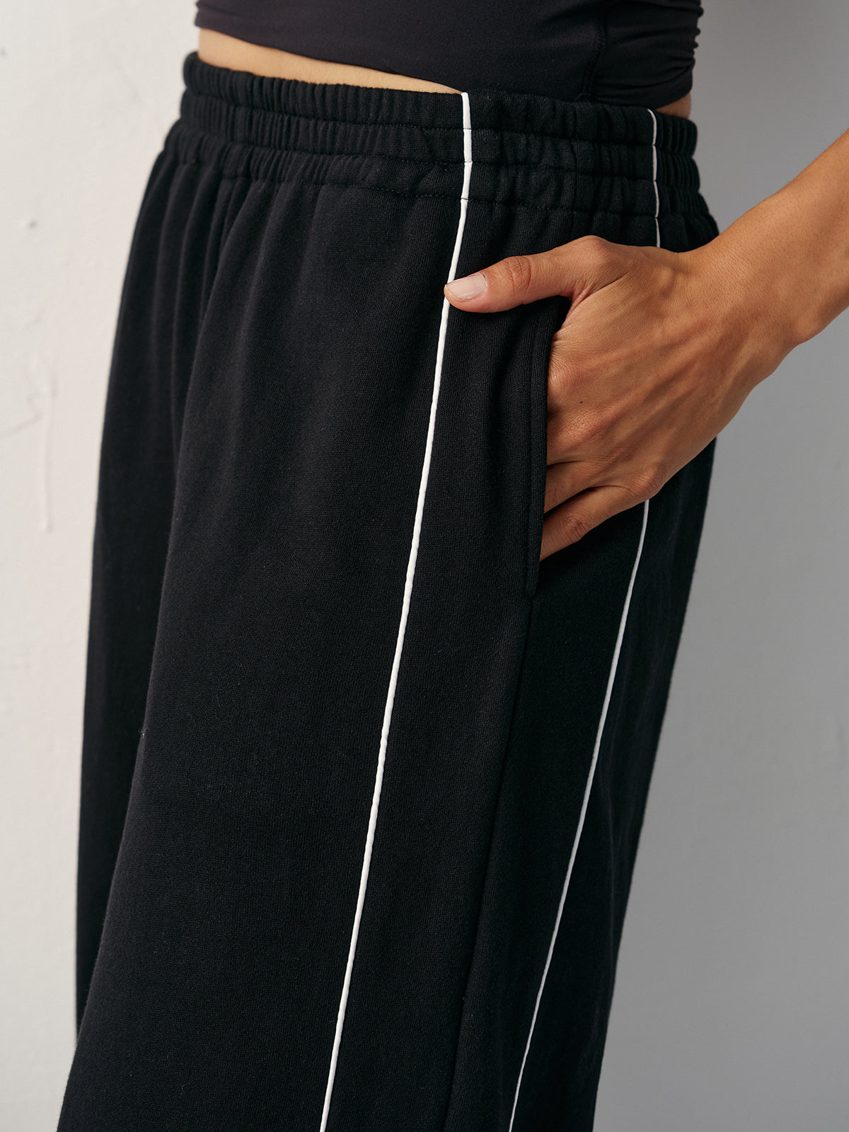 Sweatpants aus Baumwollmischung mit mittlerer Taille und Seitenstreifen