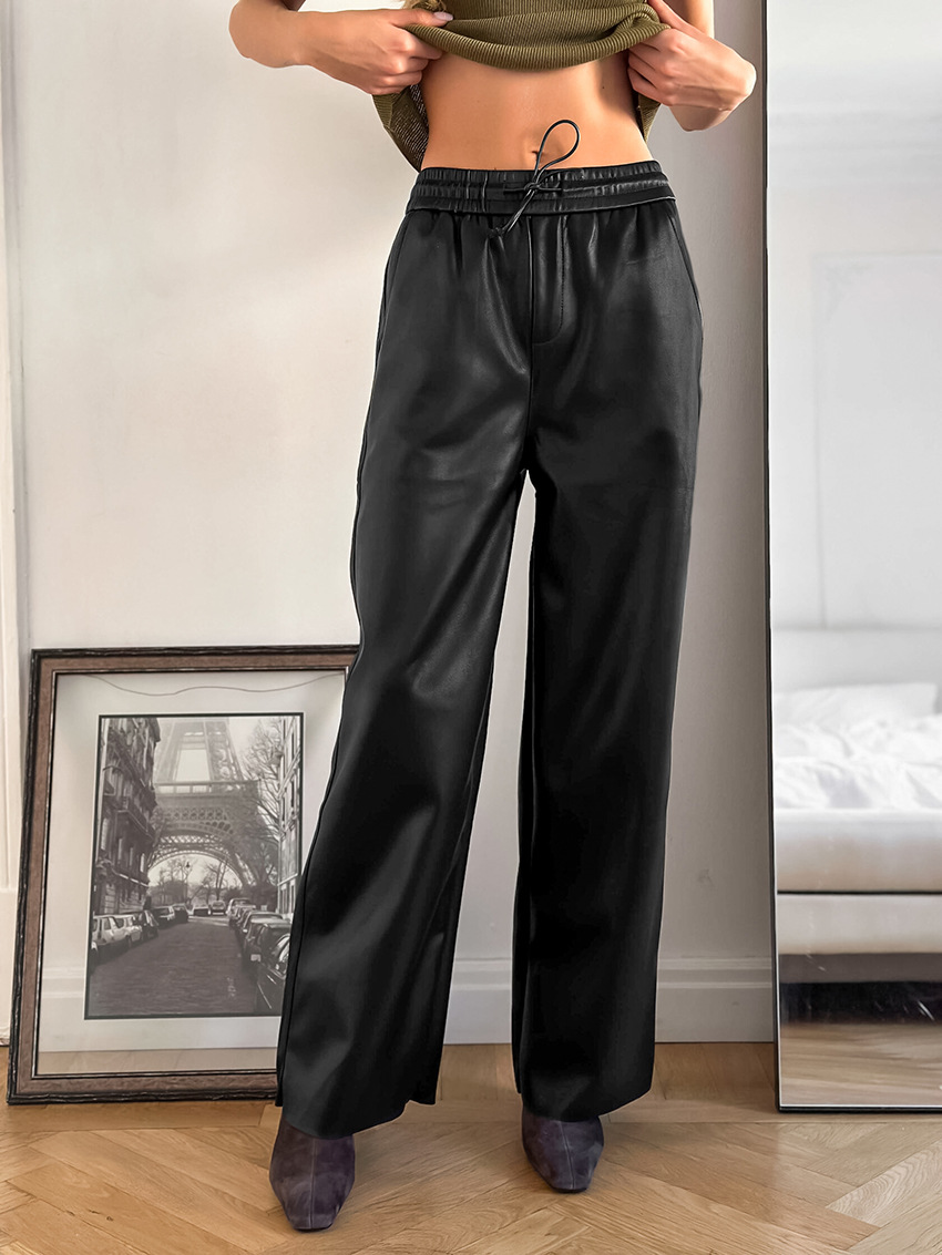 Rosa Lederhose mit weitem Bein