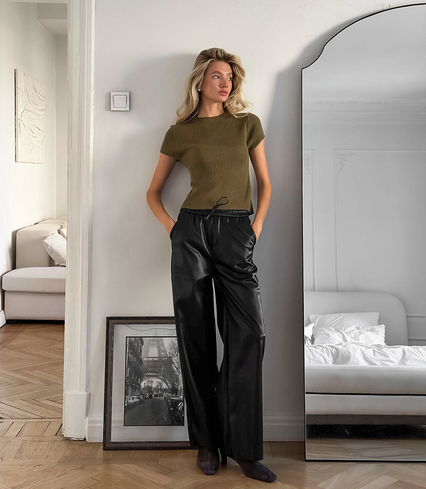 Rosa Lederhose mit weitem Bein