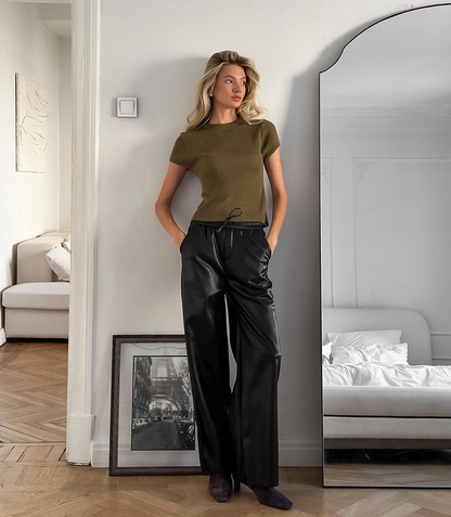 Rosa Lederhose mit weitem Bein