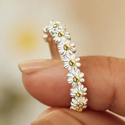Verstellbarer Silberring mit handbemalter Emaille-Gänseblume