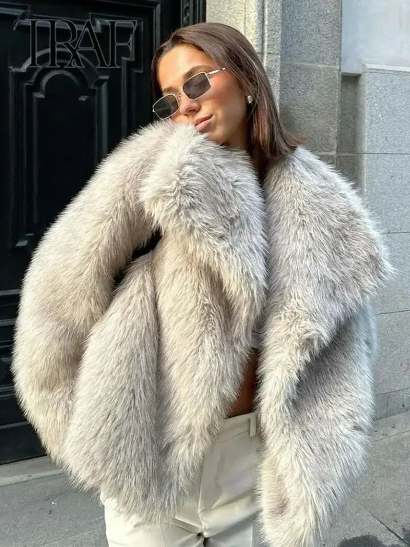 RENATA™ – Elegante Kunstpelzjacke