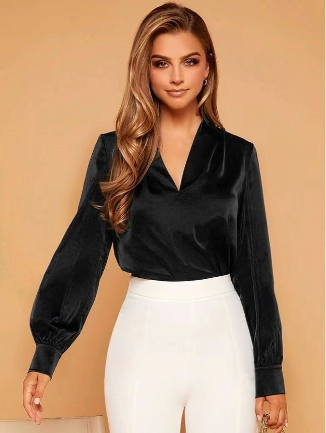 EMILIE IN LUCHTIGE SATIJNEN BLOUSE