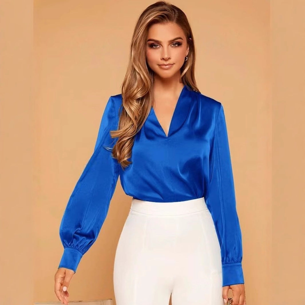EMILIE IN LUCHTIGE SATIJNEN BLOUSE