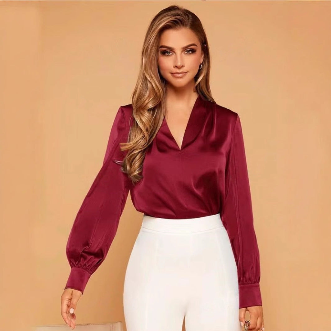 EMILIE IN LUCHTIGE SATIJNEN BLOUSE