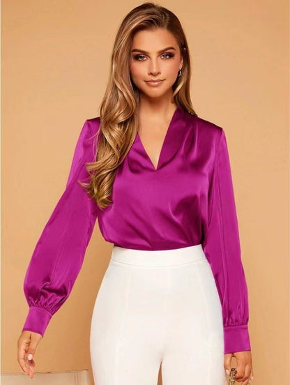 EMILIE IN LUCHTIGE SATIJNEN BLOUSE