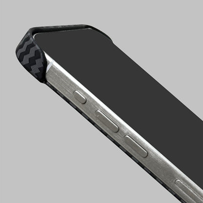 Phantom Carbon Fibre MagSafe® iPhone Hoesje