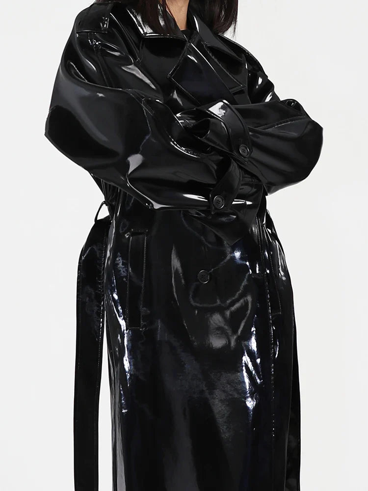 Reflecterende lakleren trenchcoat