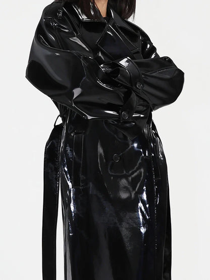 Reflecterende lakleren trenchcoat