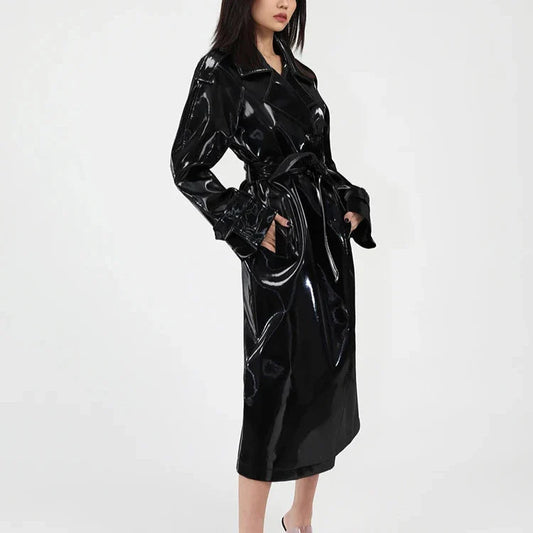 Reflektierender Lackleder-Trenchcoat