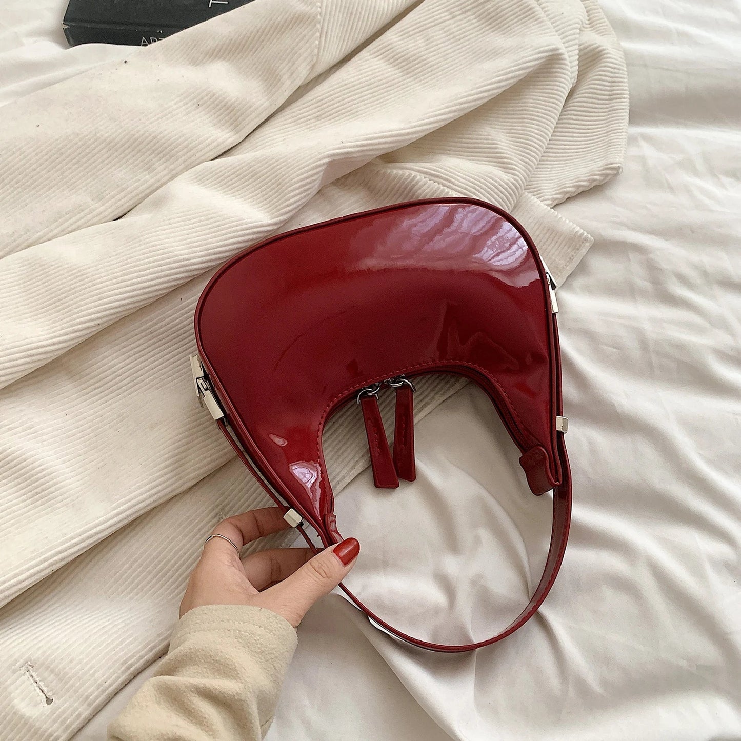 bella™ – vintage halvemaan schoudertas