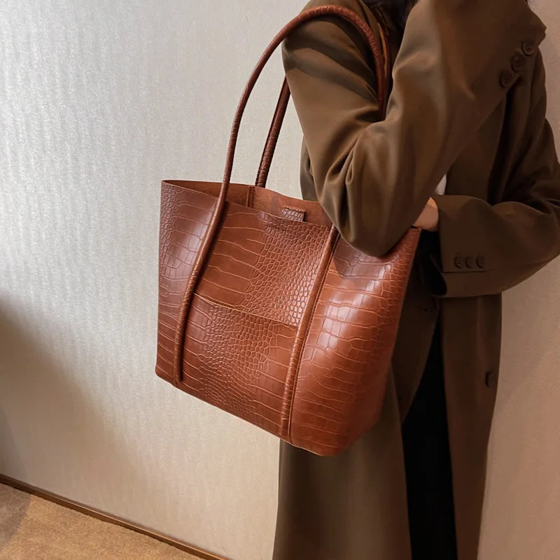 Betina™ - Schultertasche aus Krokoleder