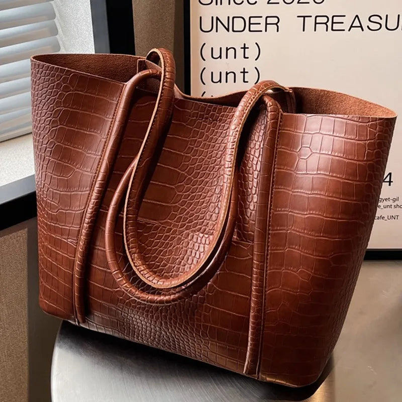 Betina™ - Schultertasche aus Krokoleder