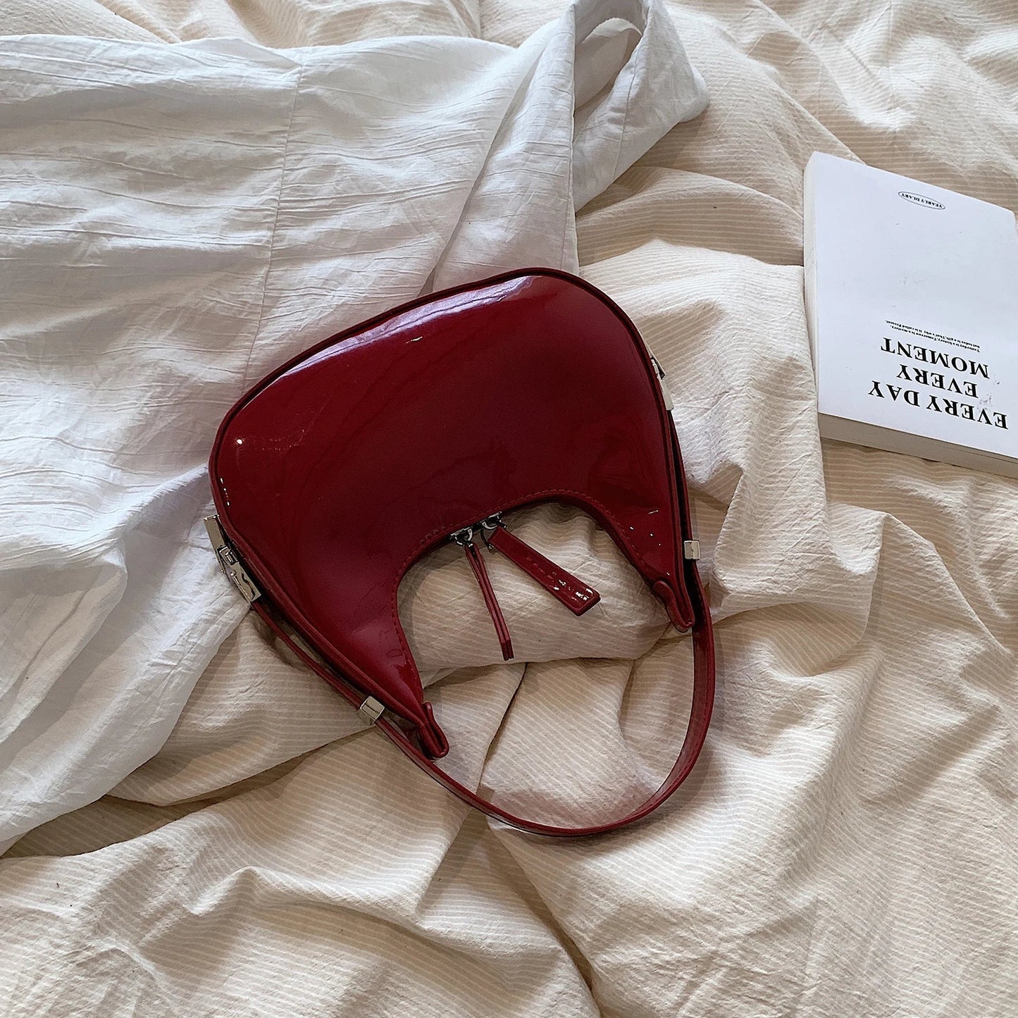 bella™ – vintage halvemaan schoudertas