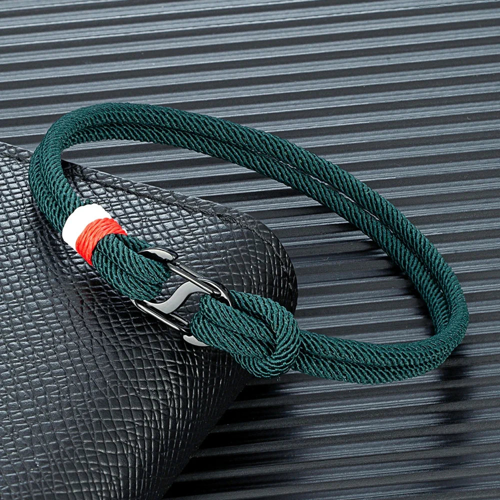 Aegir Nautische Touw Armband – Dubbele Draad Surfer Stijl met Zwarte Roestvrijstalen Karabijnhaaksluiting, Strak en Duurzaam Ontwerp voor Heren
