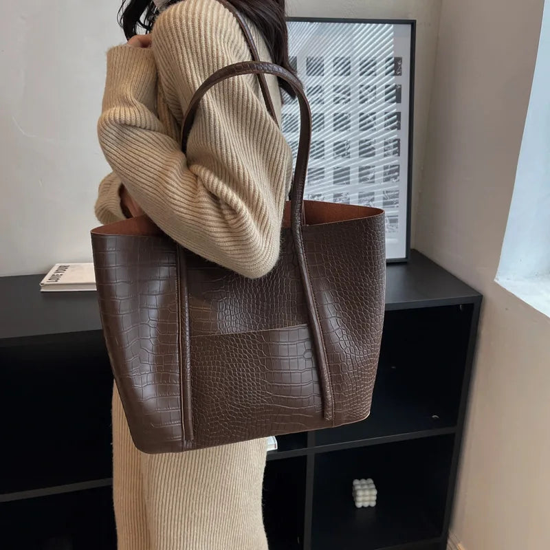 Betina™ - Schultertasche aus Krokoleder