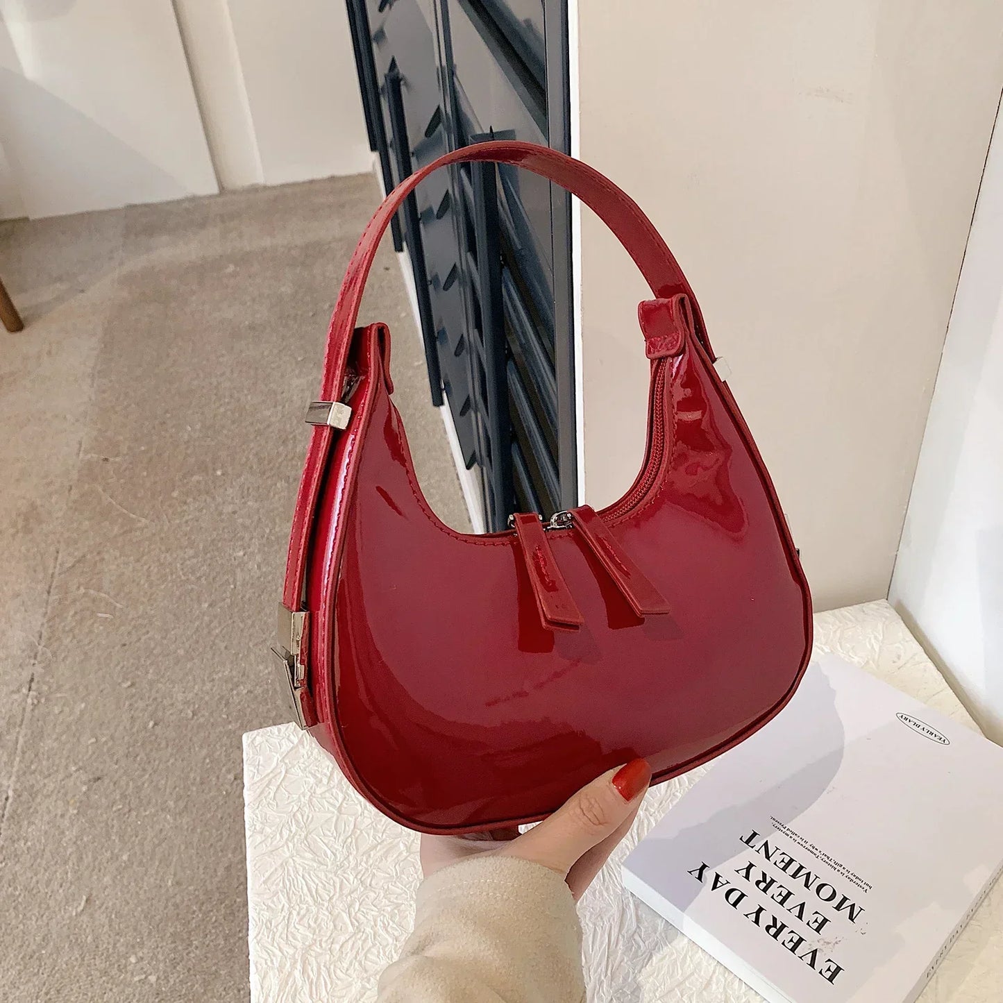 bella™ – vintage halvemaan schoudertas
