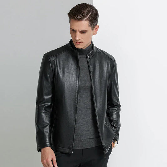 Loke™ Noir – Eleganter Leder­mantel mit hohem Kragen und klaren Linien