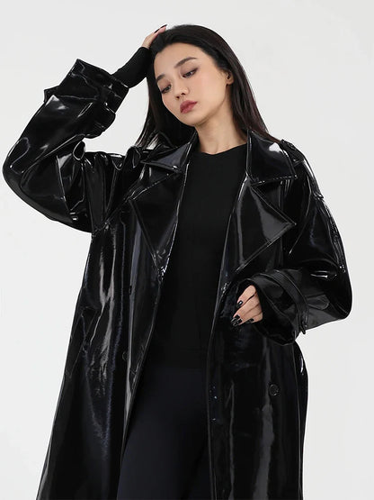 Reflecterende lakleren trenchcoat