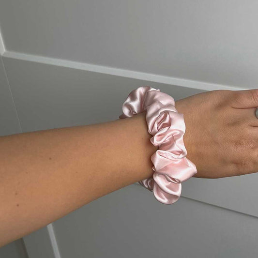 SILK SCRUNCHIE ORIGINAL – BABY PINK