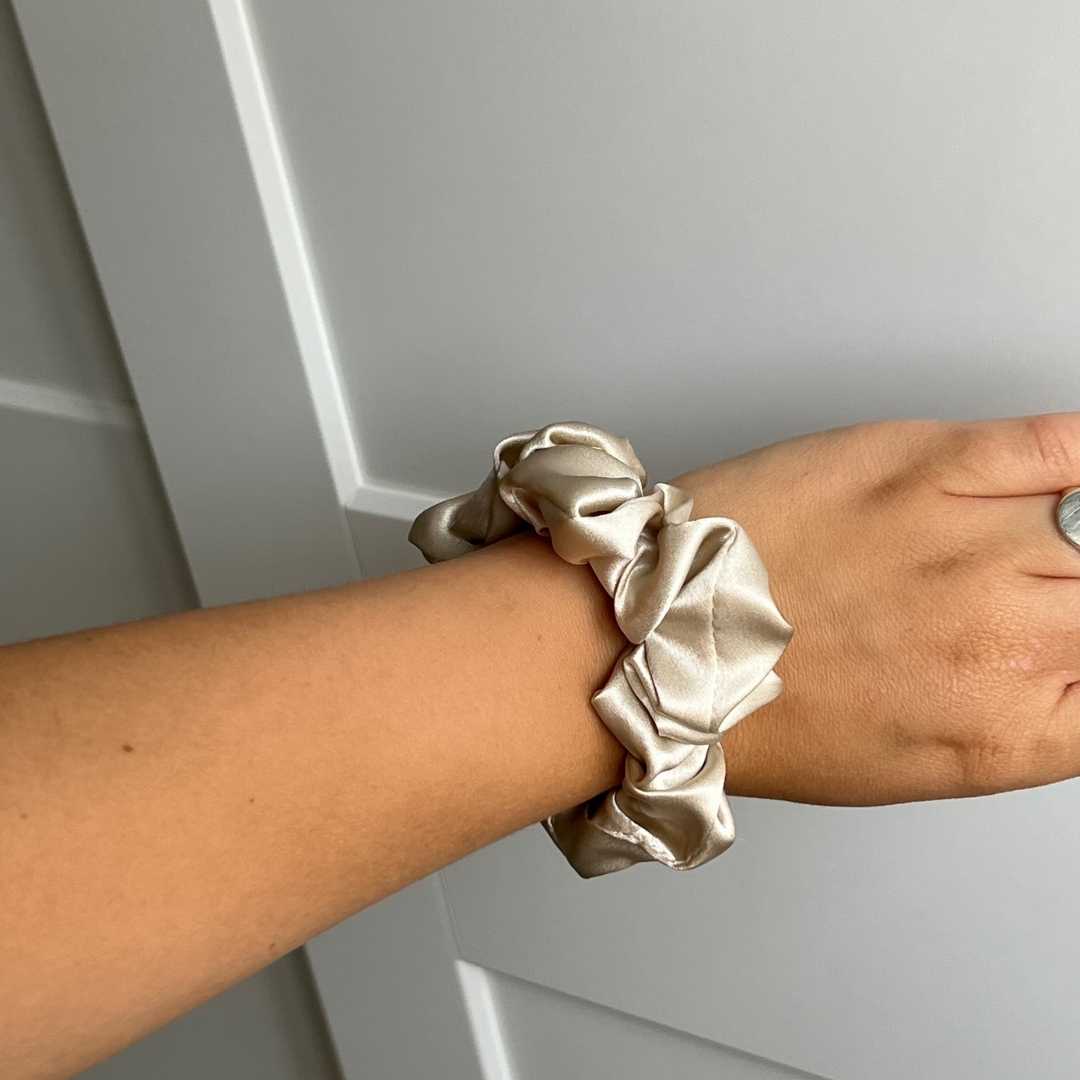 SILK SCRUNCHIE ORIGINAL – BEIGE