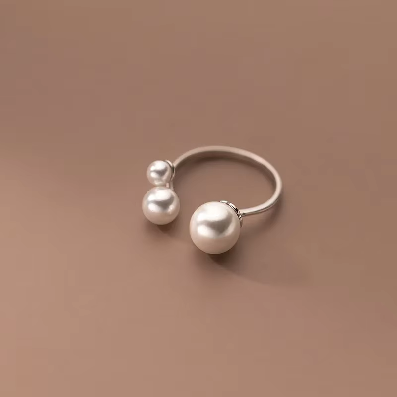 Verstelbare ring met drievoudige zoetwaterparel