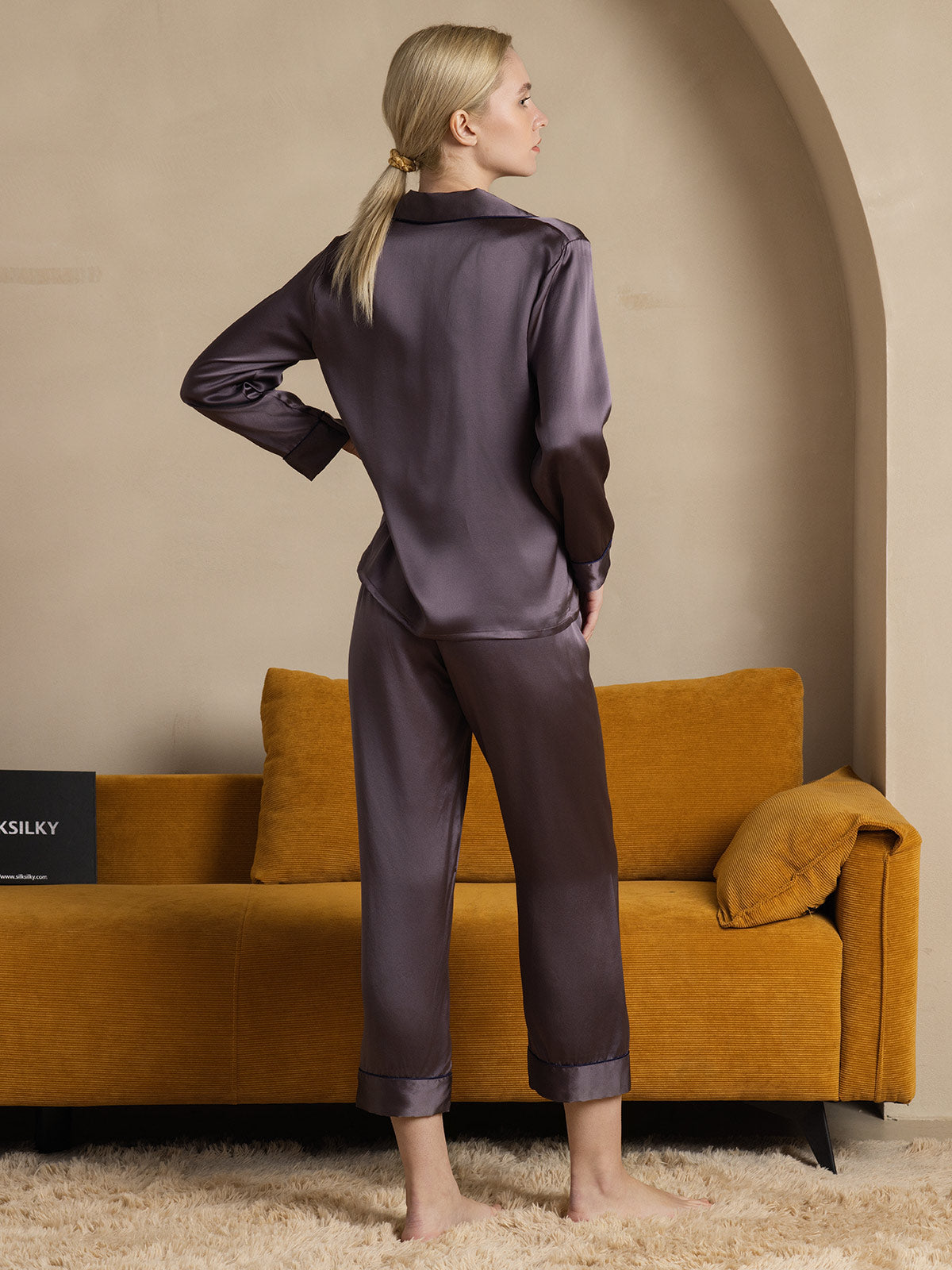 Klassischer Damenpyjama aus 100 % Maulbeerseide