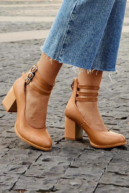 Caa™ | Gladde sandalen met enkelbandje en dikke hak