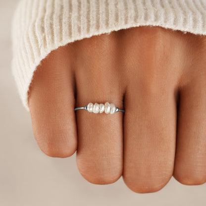Klassieke zilveren ring met zoetwaterparels