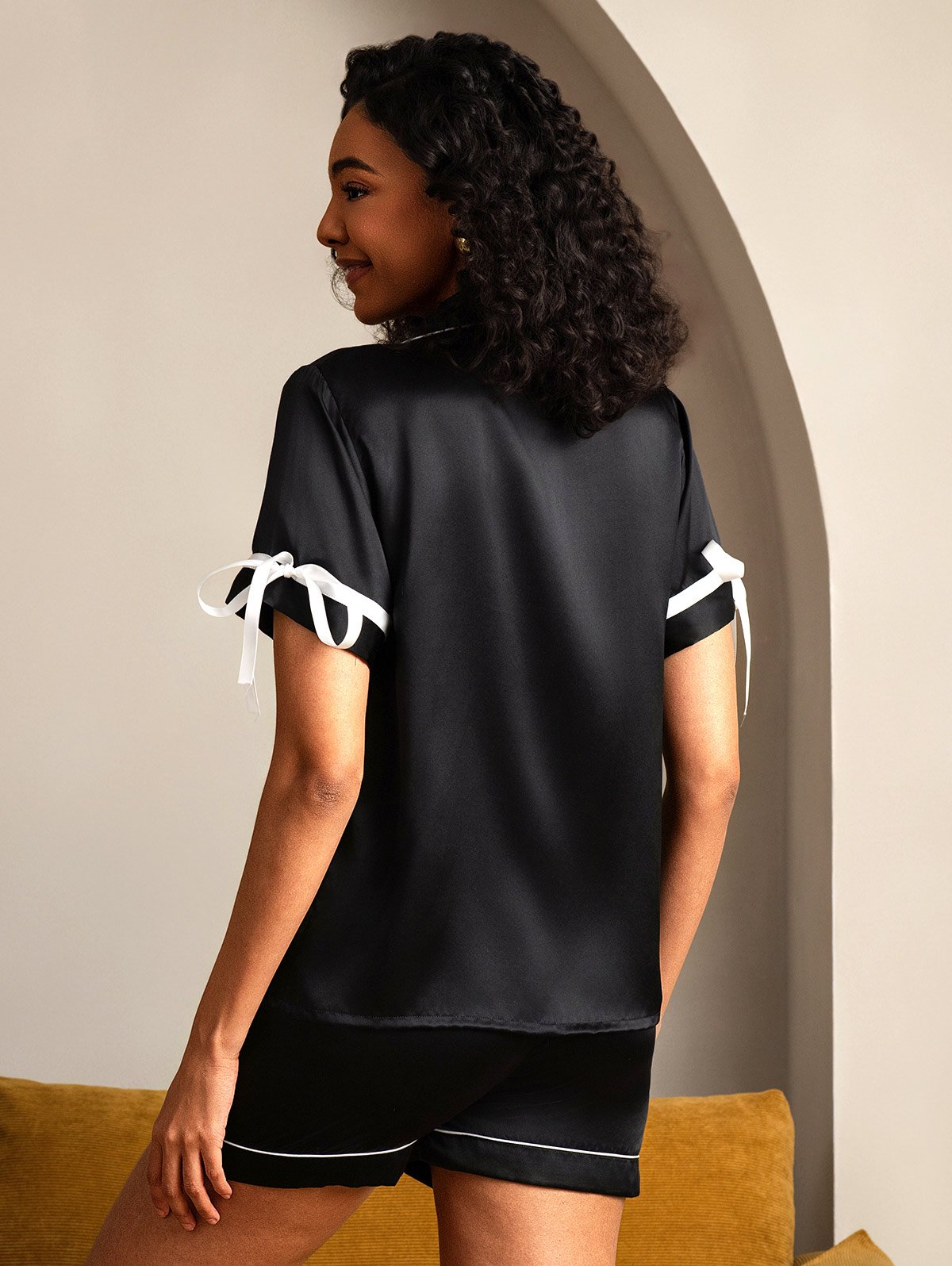 Pyjamaset van pure zijde met korte mouwen en korte broek