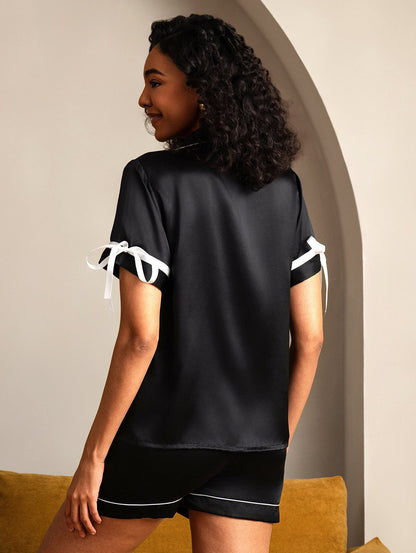Pyjamaset van pure zijde met korte mouwen en korte broek