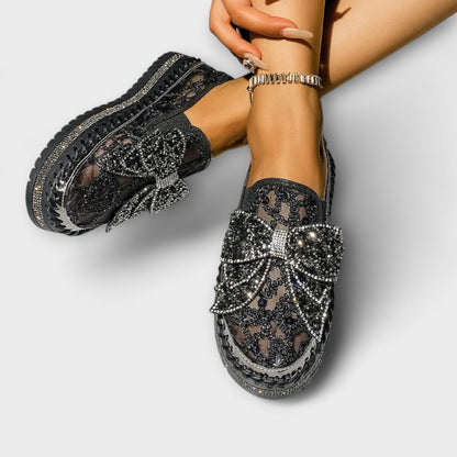 Rue – Klassische Schuhe mit Steinverzierung