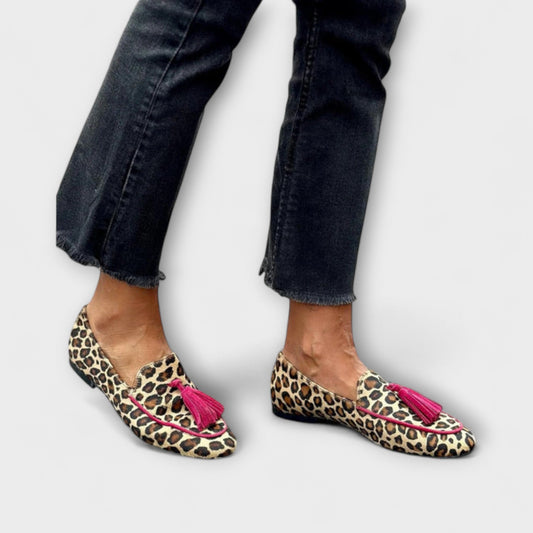 Circe – Loafer met Luipaardprint en Pompons