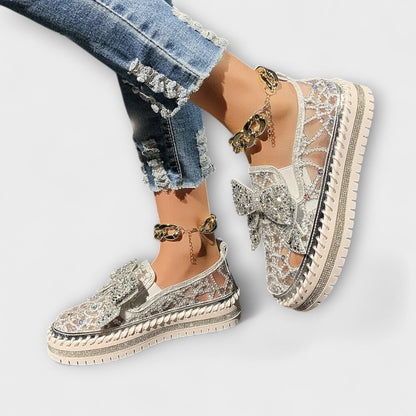 Rue – Klassische Schuhe mit Steinverzierung