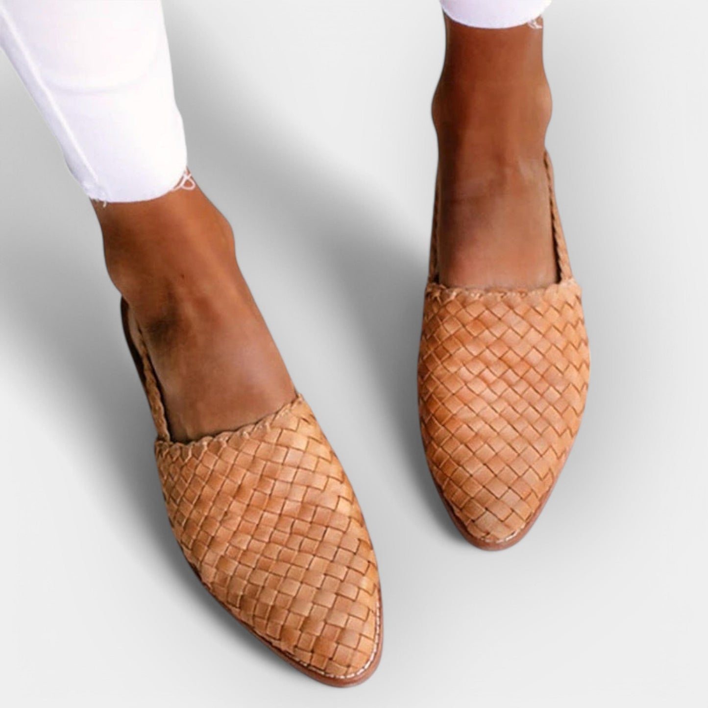 Sandales faites à la main avec une esthétique minimaliste