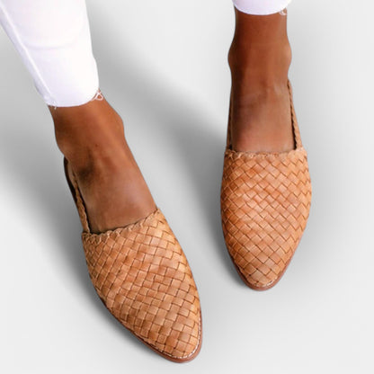 Sandales faites à la main avec une esthétique minimaliste
