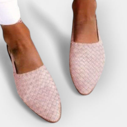 Sandales faites à la main avec une esthétique minimaliste
