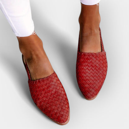 Sandales faites à la main avec une esthétique minimaliste