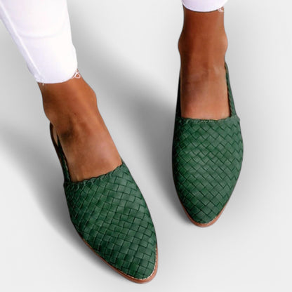 Sandales faites à la main avec une esthétique minimaliste